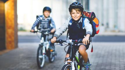 Kinder fahren mit dem Fahrrad zur Schule