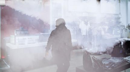 Rauchbarriere ZeroVision nimmt einem Einbrecher in einem Geschäft die Sicht